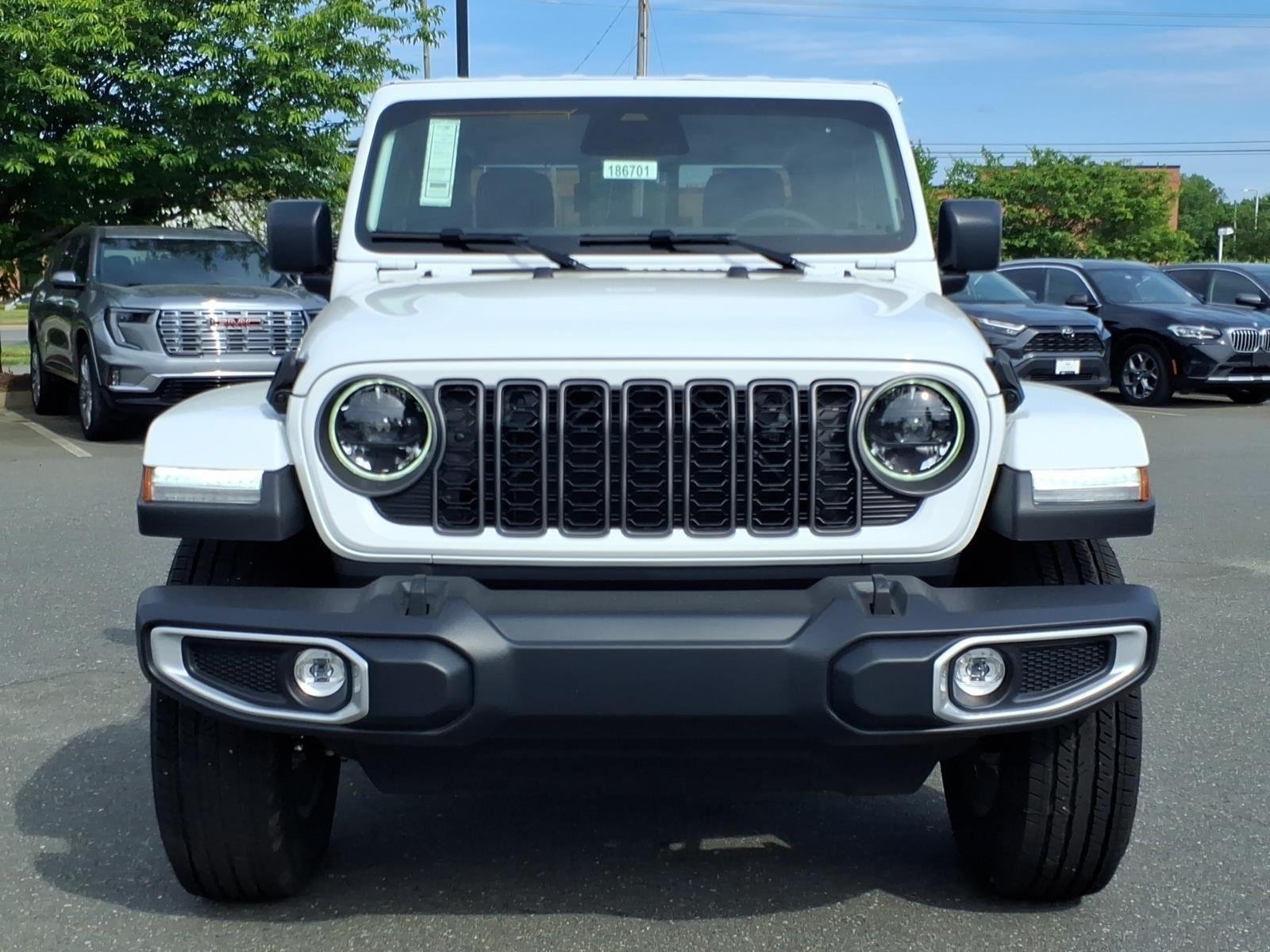 New 2026 Bright White Clear-Coat Exterior Paint Jeep Sahara image 14