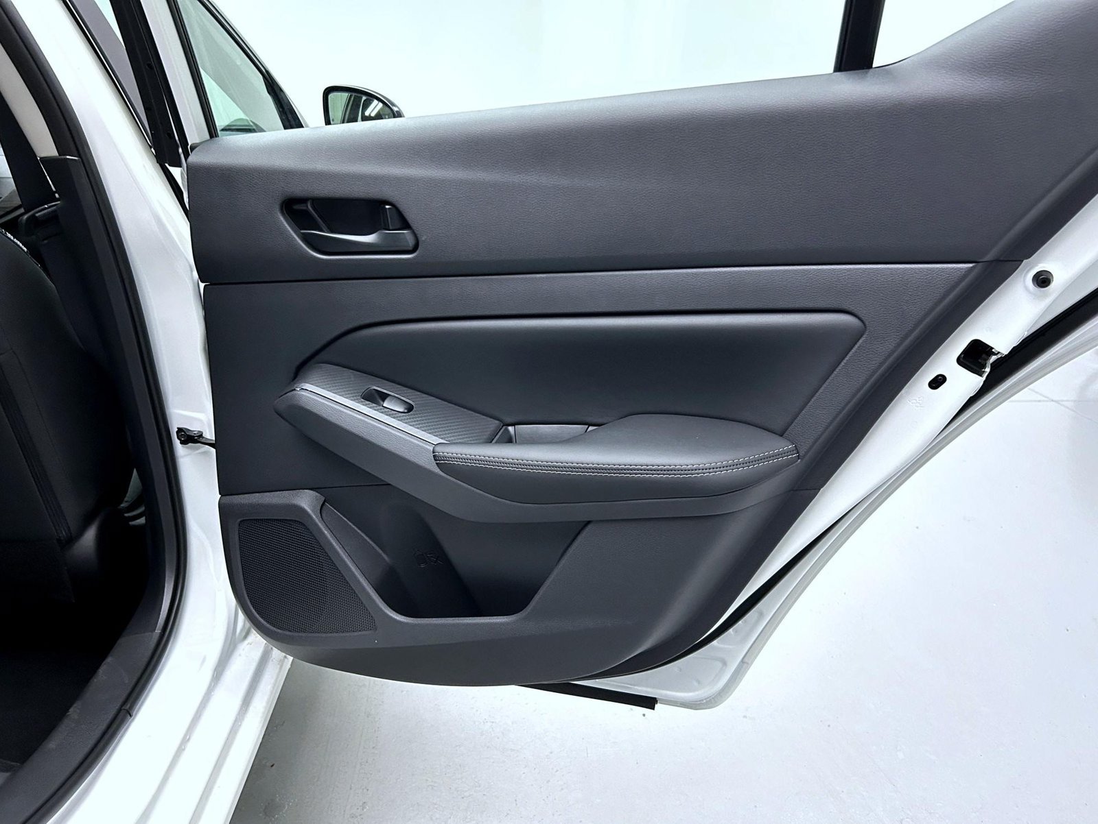 New 2026 Pearl White Nissan 2.5 SV image 18
