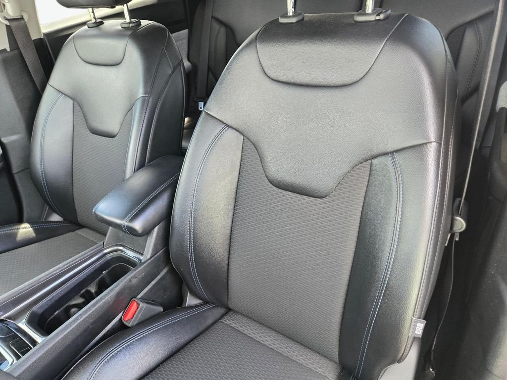 Used 2022 Silver Jeep Latitude image 17