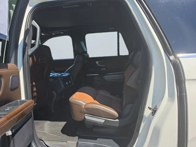Used 2025  Ford King Ranch image 13
