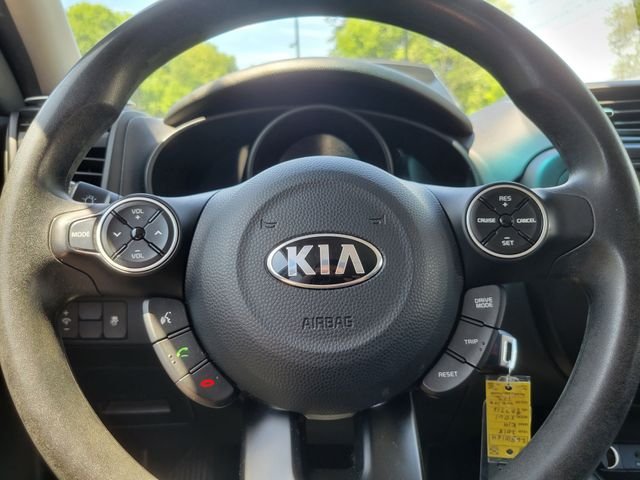Used 2018 White Kia Base image 11