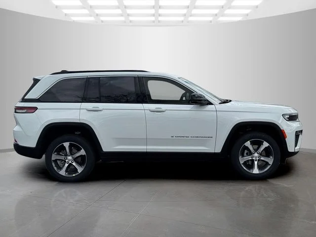 New 2026 Bright White Clear-Coat Exterior Paint Jeep Limited image 8