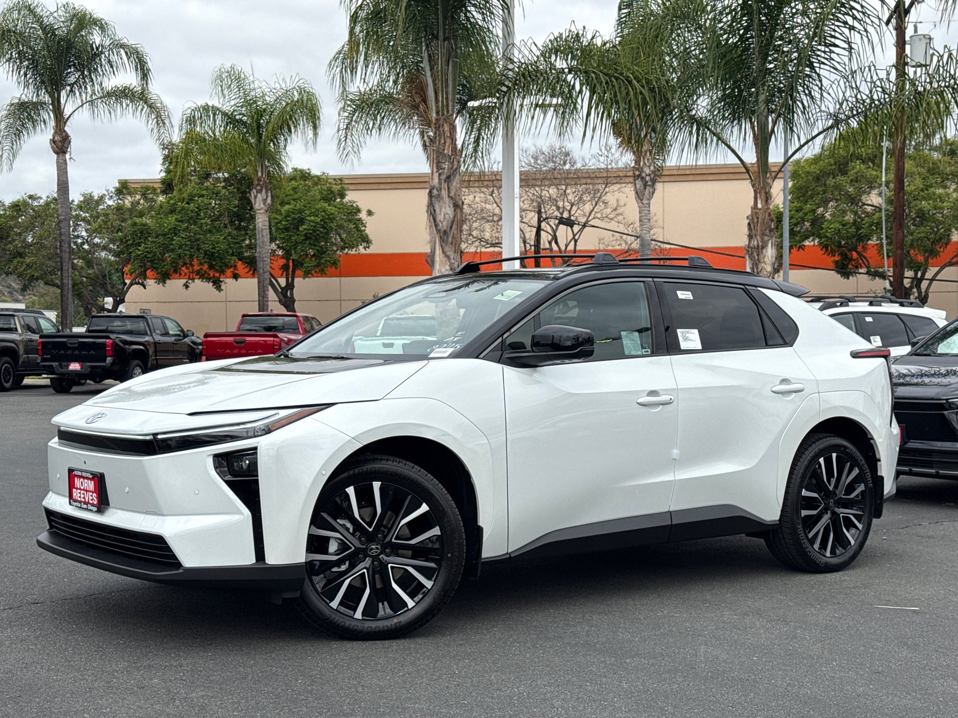 New 2026 Wind Chill Pearl with Midnight Black Metallic roof <sup>1</sup> Toyota  Limited image 2