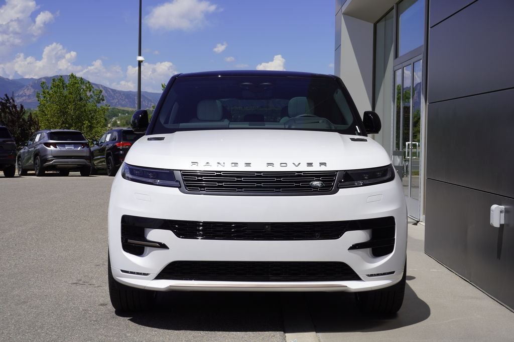 New 2026 Ostuni Pearl White LAND ROVER Dynamic SE image 5