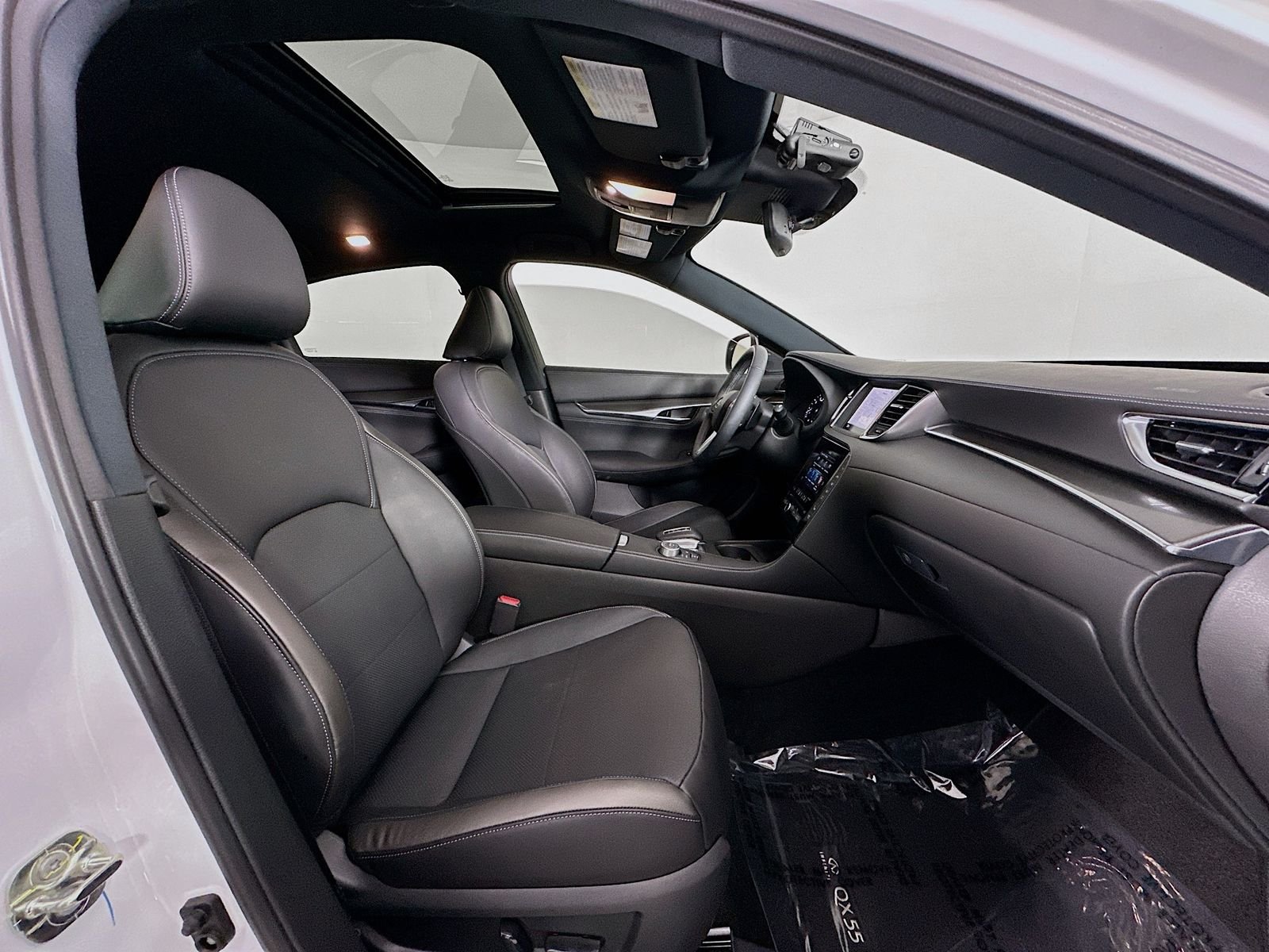 Used 2025 Radiant White INFINITI ESSENTIAL image 29