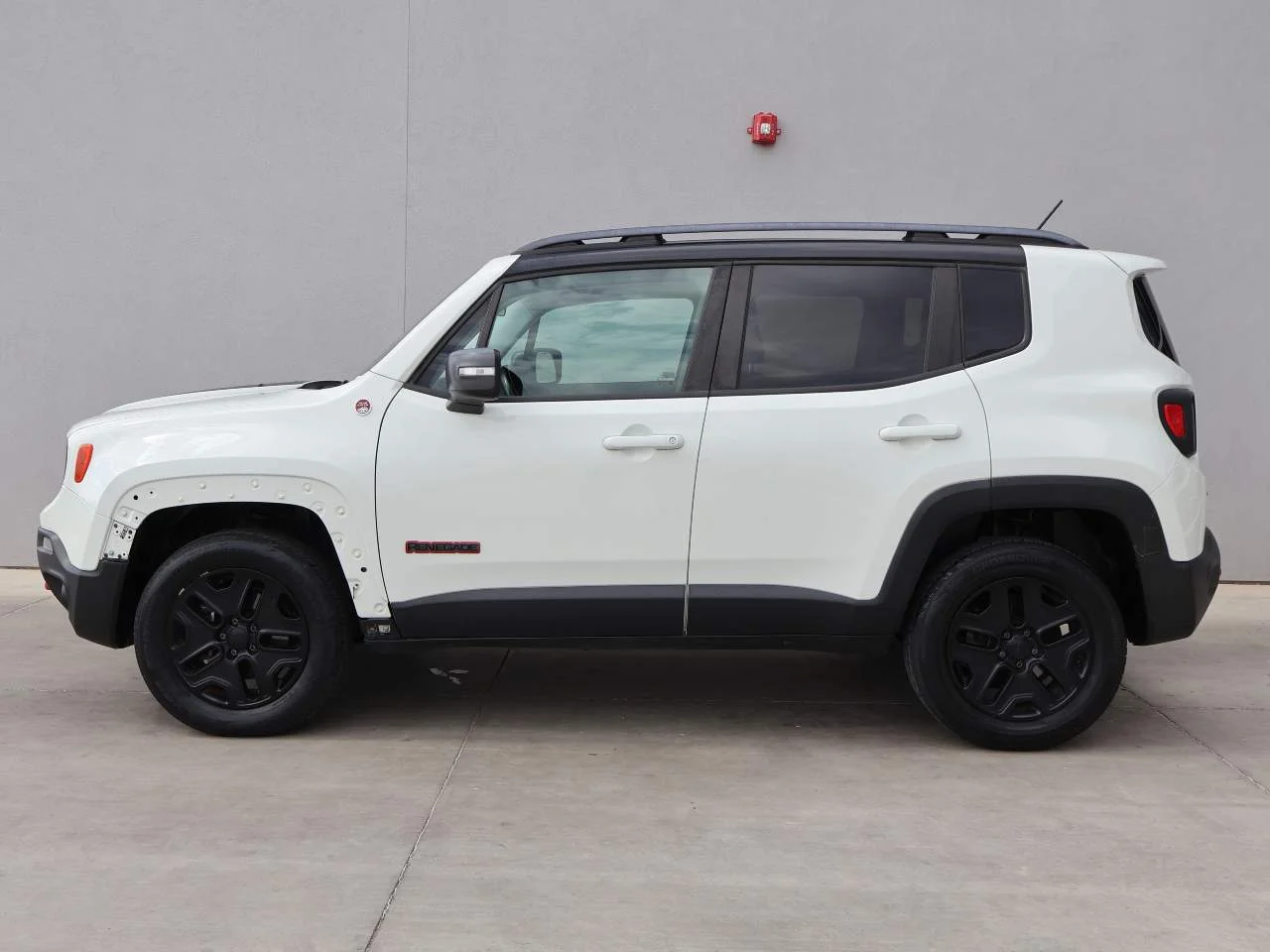 Used 2015 Alpine White Jeep Trailhawk image 2