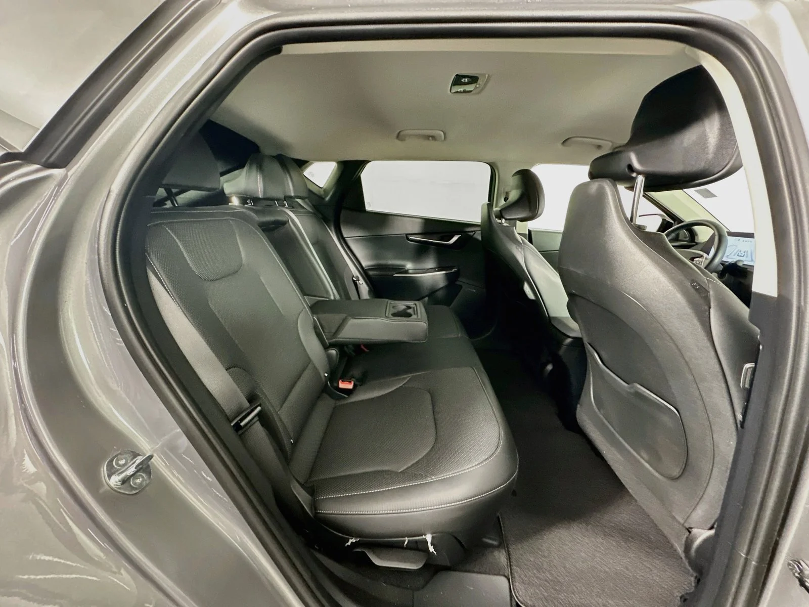 Used 2024 Steel Gray Kia Wind image 28