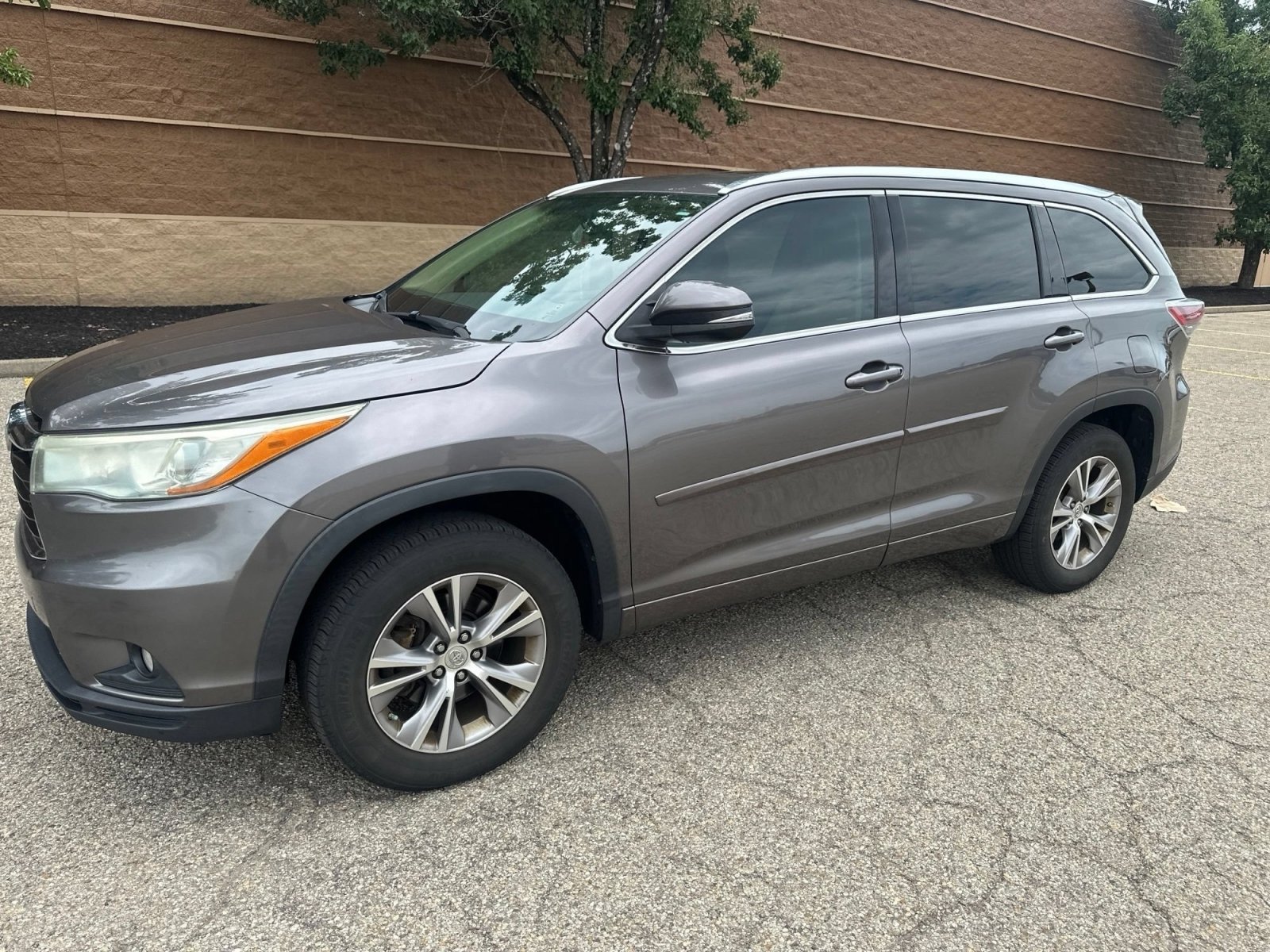 Used 2015 Predawn Gray Mica Toyota XLE image 2