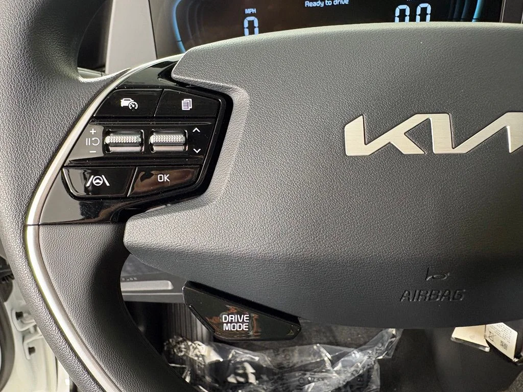 New 2026 Snow White Pearl Kia LX image 24
