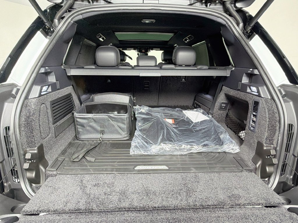 New 2027 Fuji White Land Rover SE image 28
