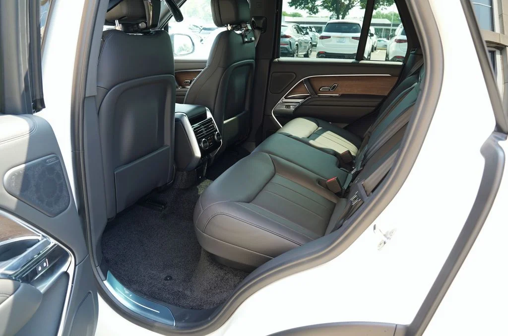 New 2026 Fuji White Land Rover SE image 33
