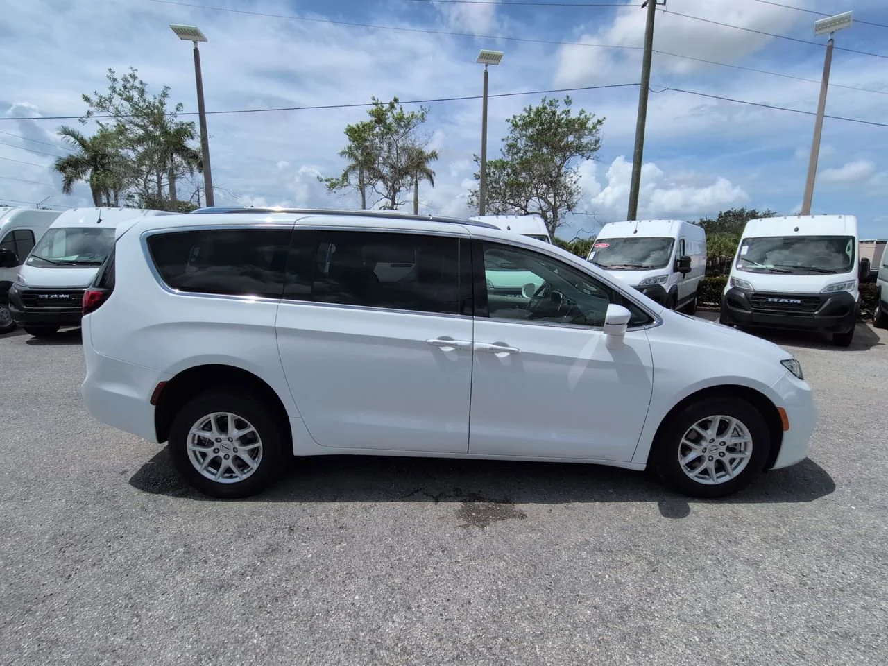 Used 2021 Bright White Clearcoat Chrysler Touring L image 4