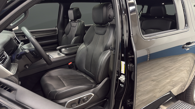 Used 2023 Diamond Black Crystal Pearlcoat Jeep Series III image 9