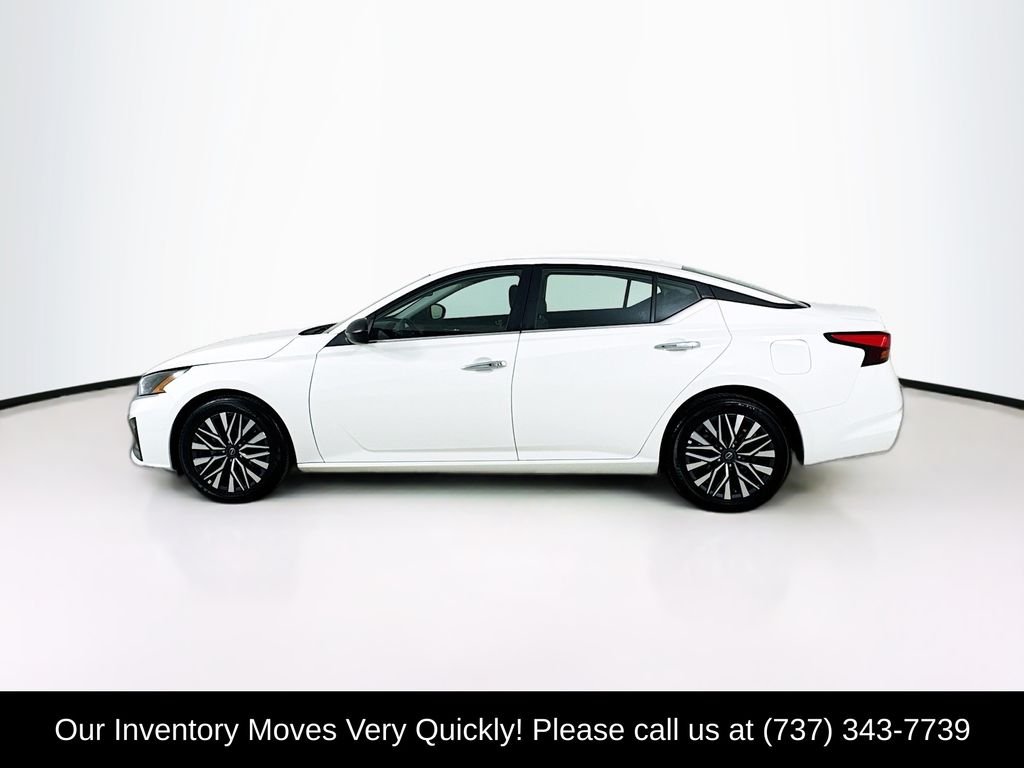 Used 2025 Glacier White Nissan 2.5 SV image 4