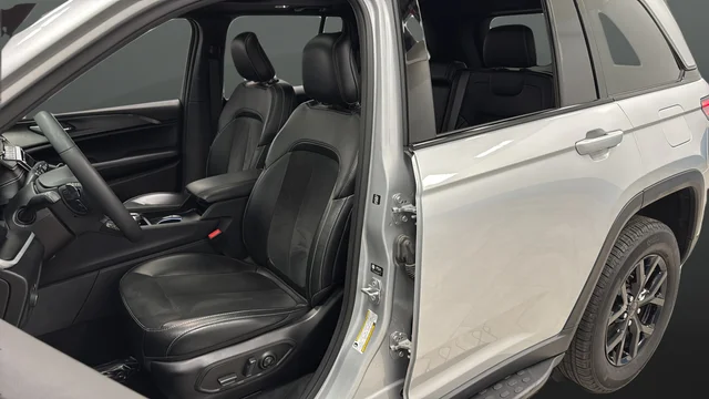 Used 2024 Silver Jeep Altitude X image 9