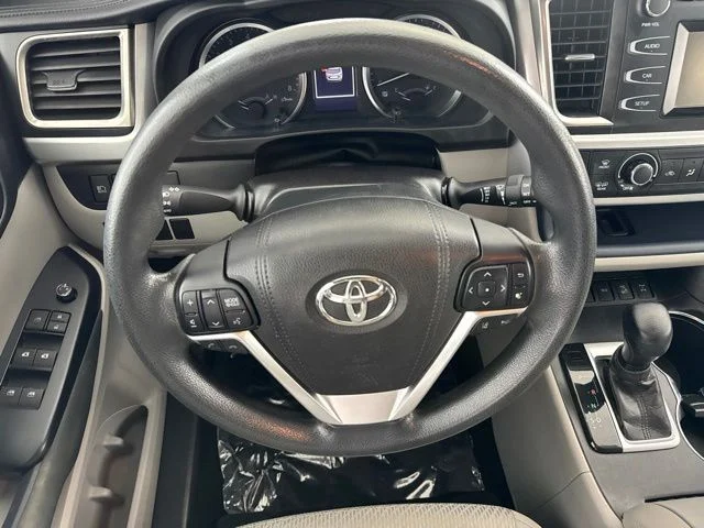 Used 2018 Silver Toyota LE image 28