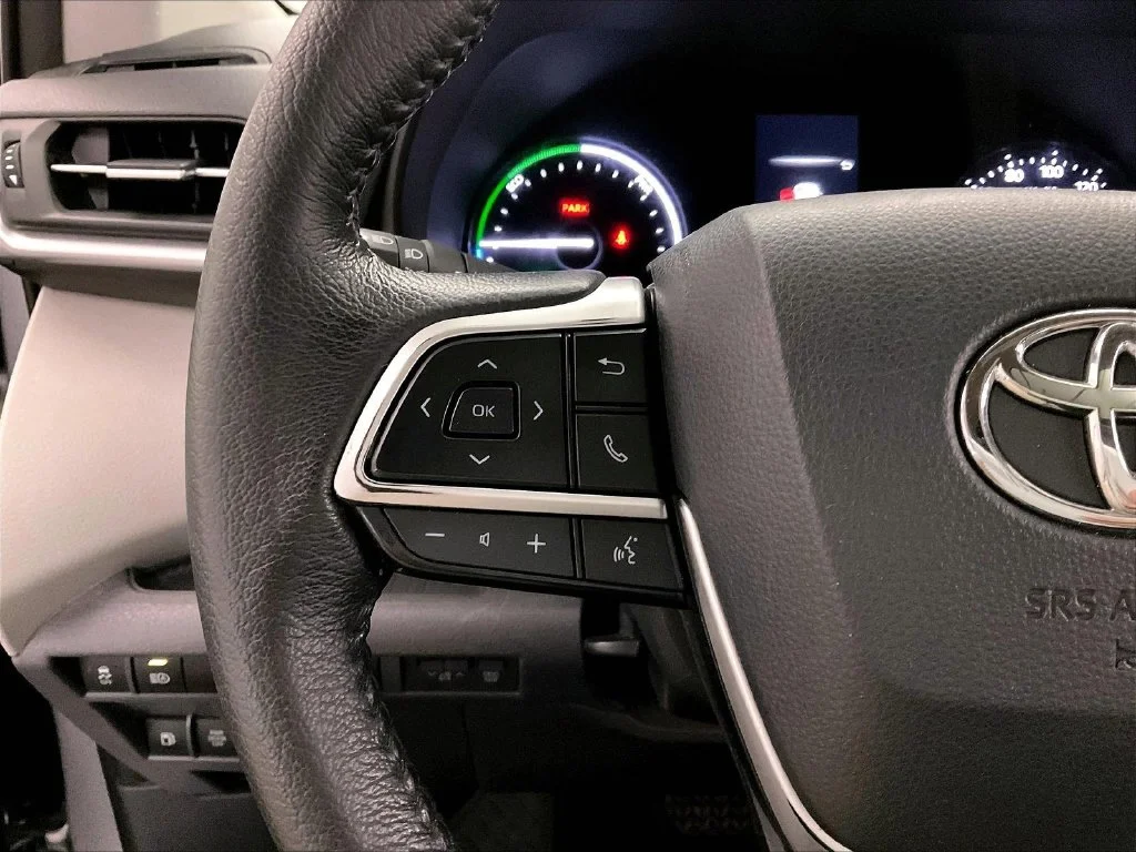 Used 2021 Silver Toyota XLE image 22