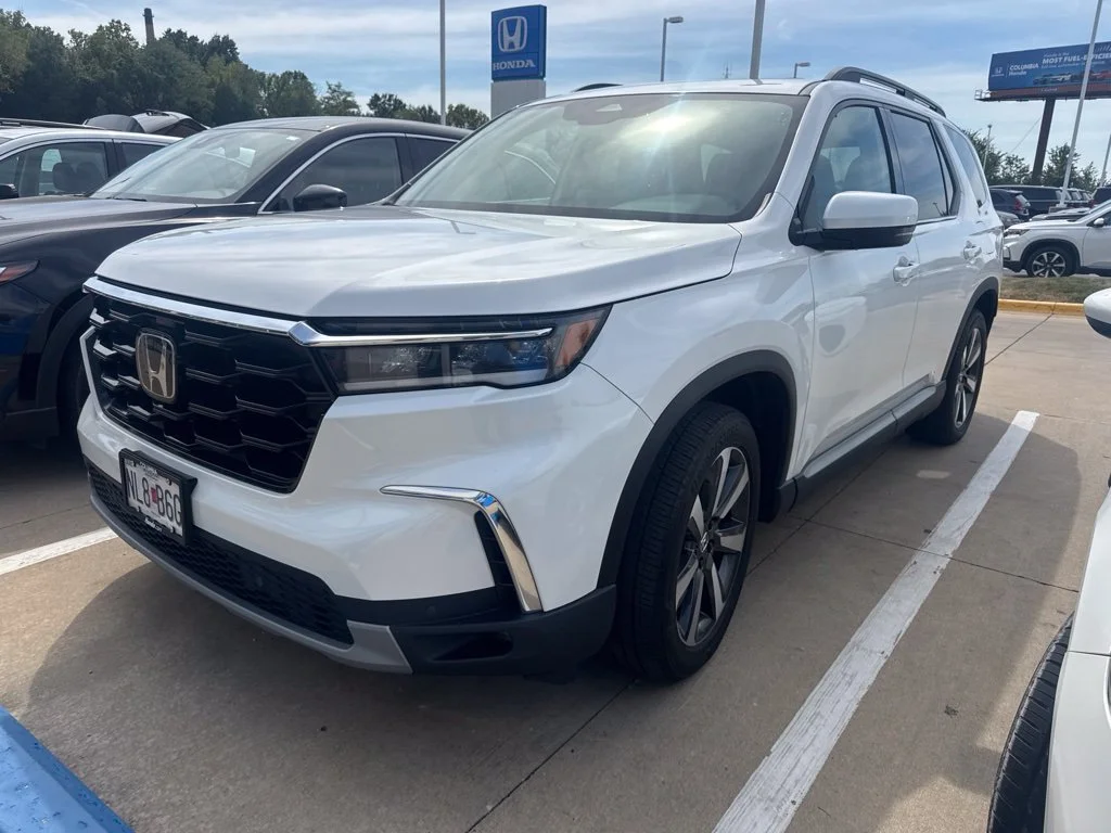 Used 2025 White Honda Touring image 2