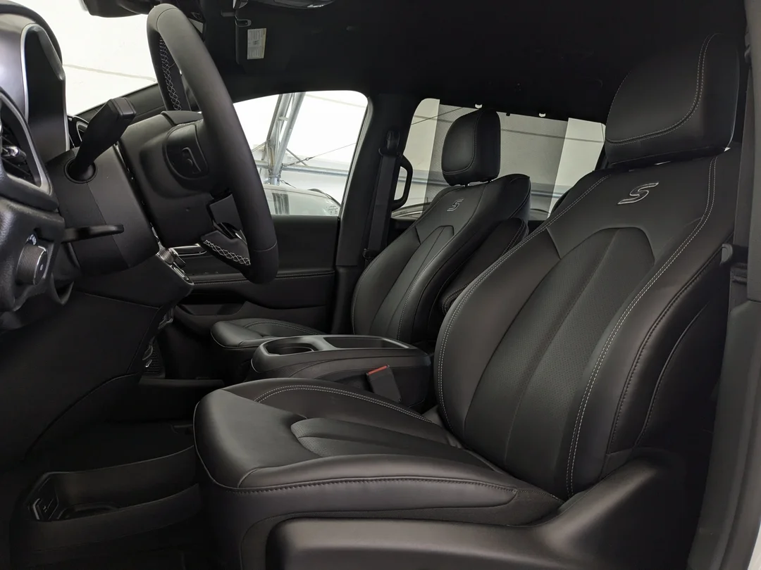 New 2026 White Chrysler Select - - AWD - 3.6L Pentastar V6 - Adaptive Cruise Control - Blind Spot Monitor & More! image 15