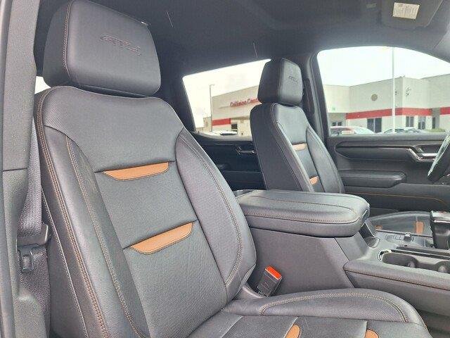 Used 2023 WHITE GMC AT4 image 32