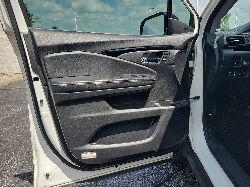 Used 2017 White Diamond Pearl Honda RTL-E image 18