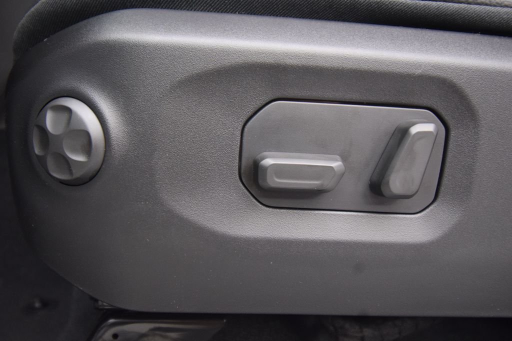 New 2026 Bright White Clear-Coat Exterior Paint Jeep Sahara image 32