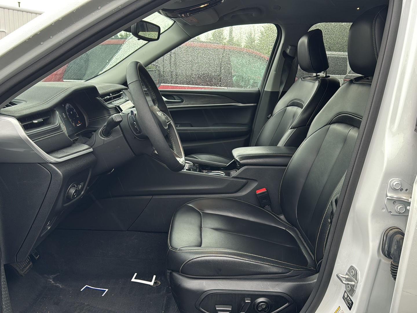 Used 2023  Jeep Limited image 2