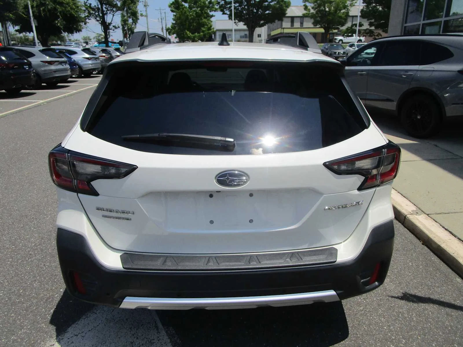 Used 2020 Crystal White Pearl Subaru Limited image 6