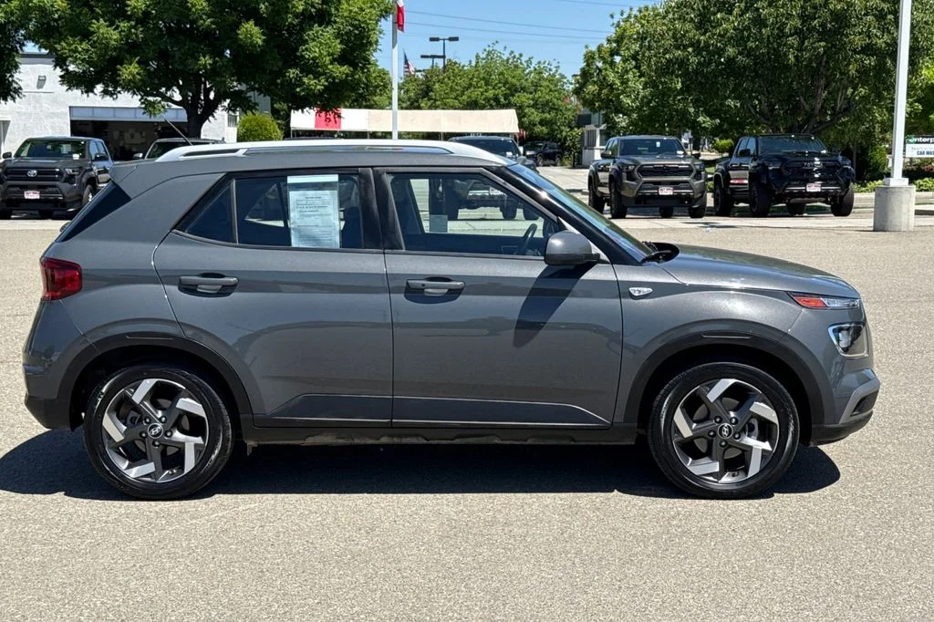 2025 Hyundai Venue SEL - Photo 4