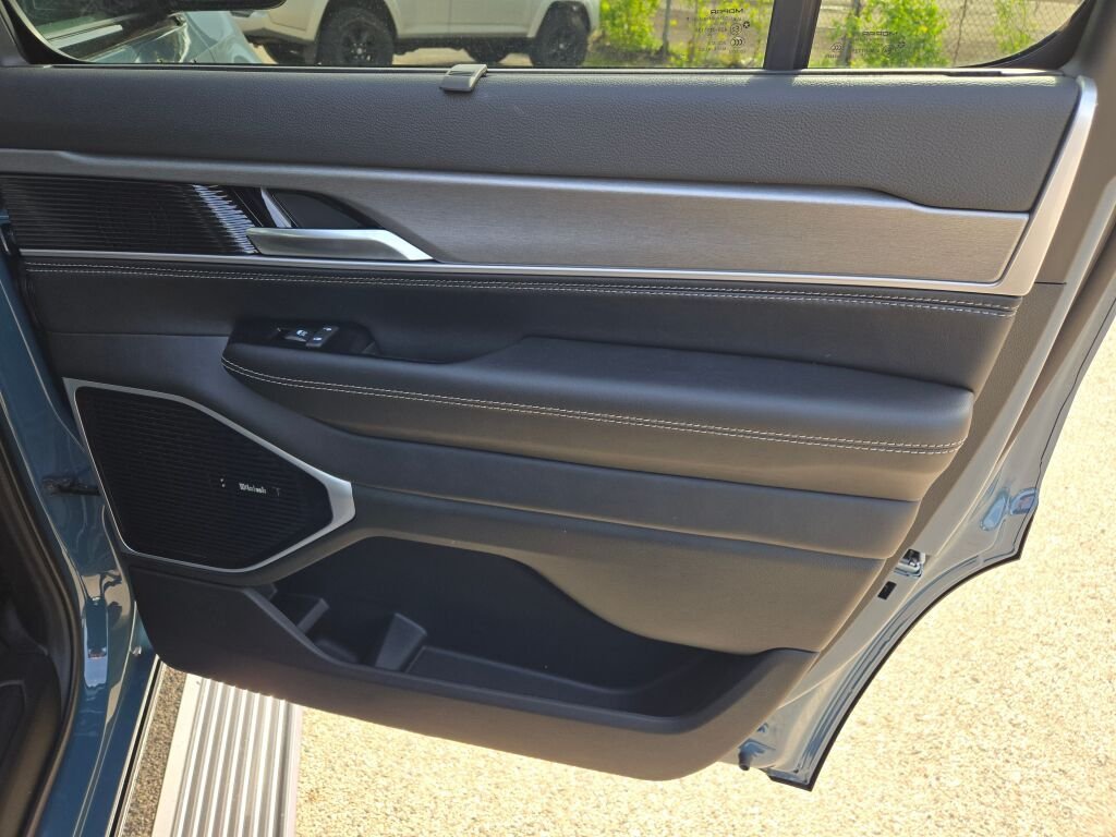 New 2026 Steel Blue Exterior Paint Jeep Limited Reserve image 10
