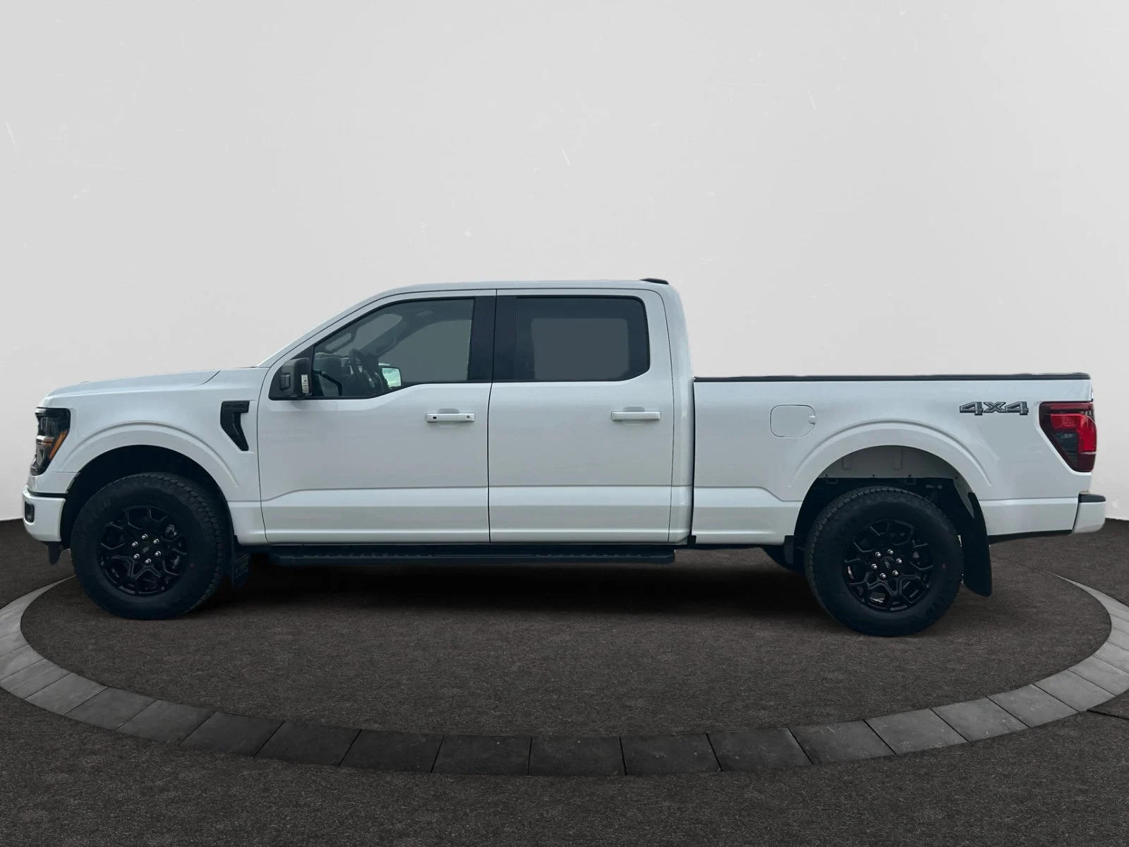 New 2026 Oxford White Ford XLT image 2