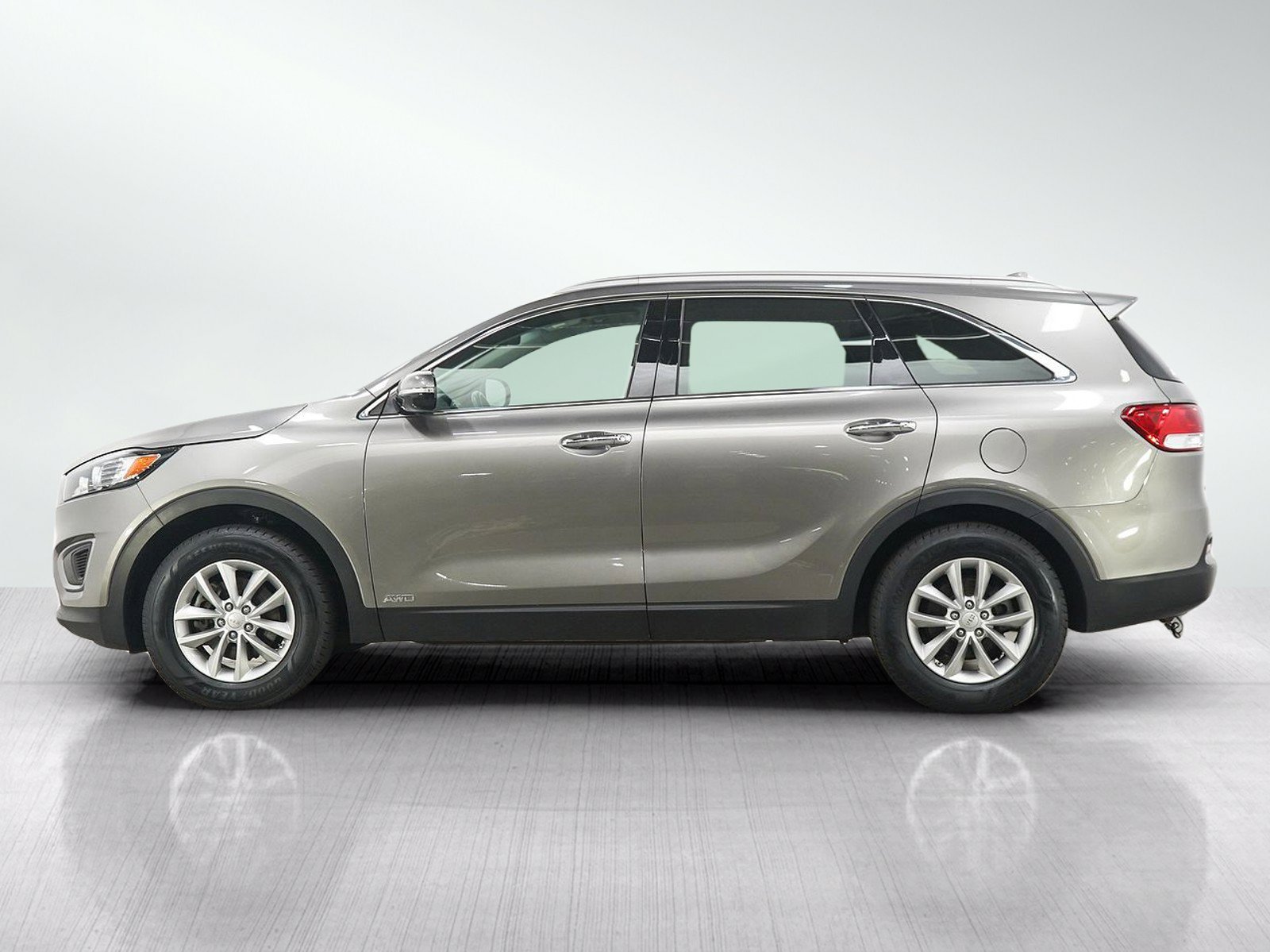 Used 2016 Kia Sorento LX with VIN 5XYPGDA3XGG039578 for sale in Burnsville, Minnesota