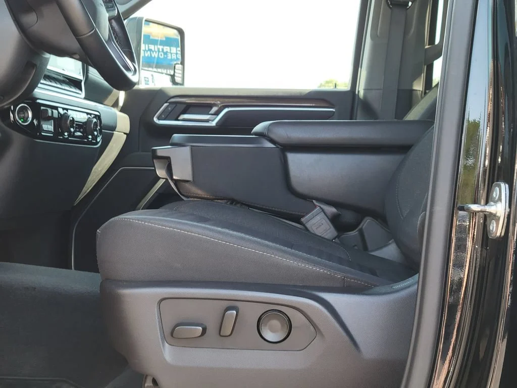 Used 2025 Black Chevrolet LT image 22