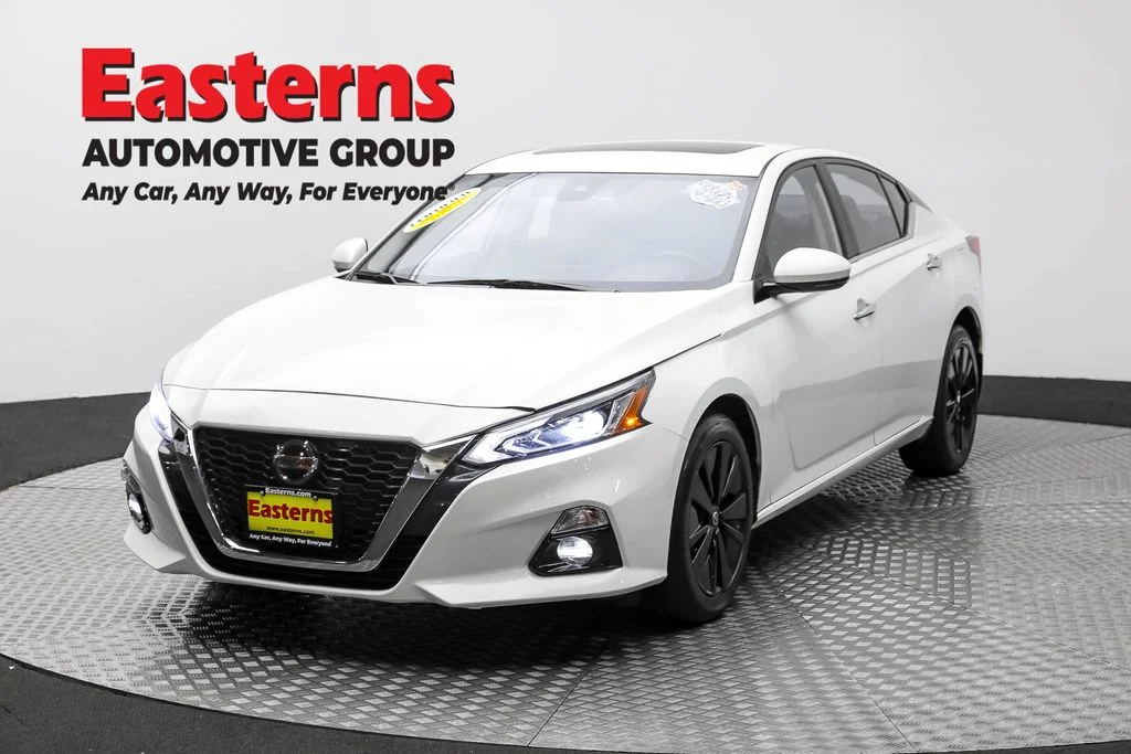 Used 2022 White Nissan 2.5 SL image 1