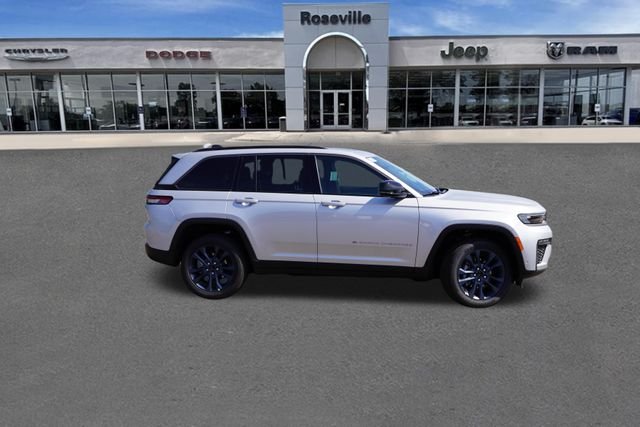 New 2026 Silver Zynith Exterior Paint Jeep Limited image 2