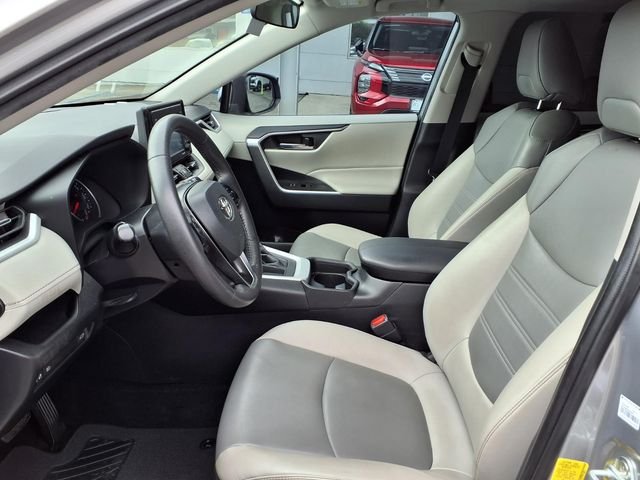 Used 2021 Silver Toyota XLE Premium image 15
