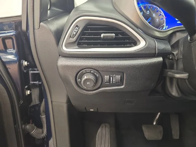 Used 2025 Fathom Blue Pearlcoat Chrysler Select image 33