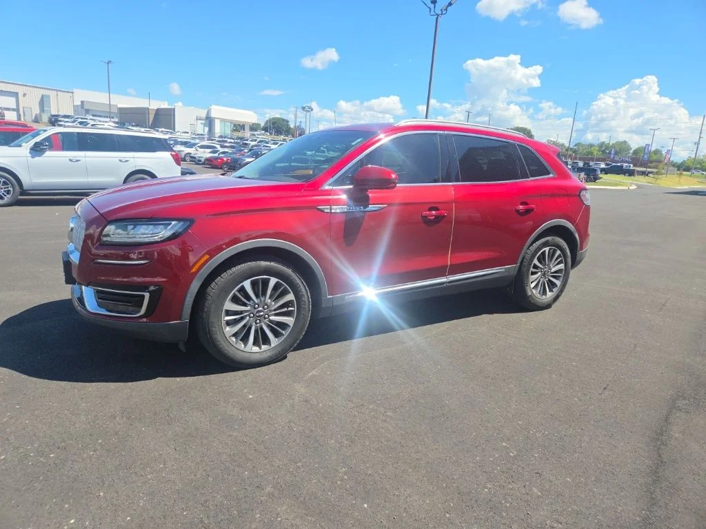 Used 2019 Red Lincoln Select image 3