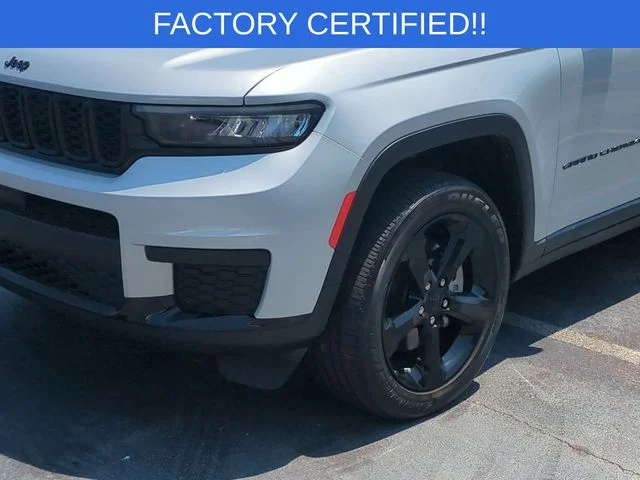 Used 2023 Silver Jeep Altitude image 9