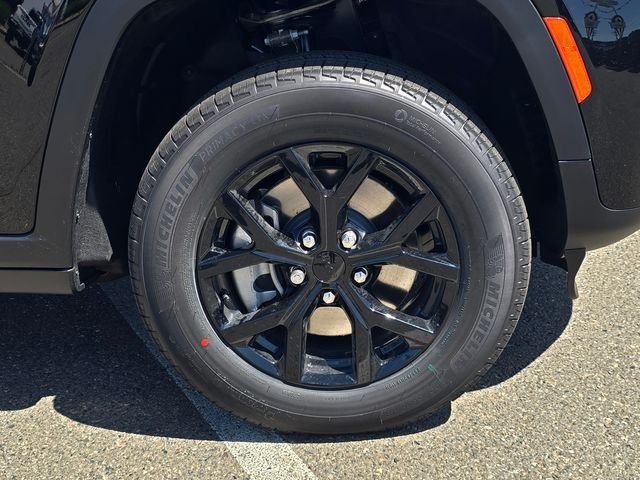 New 2026 Diamond Black Crystal Pearlcoat Jeep Altitude image 32