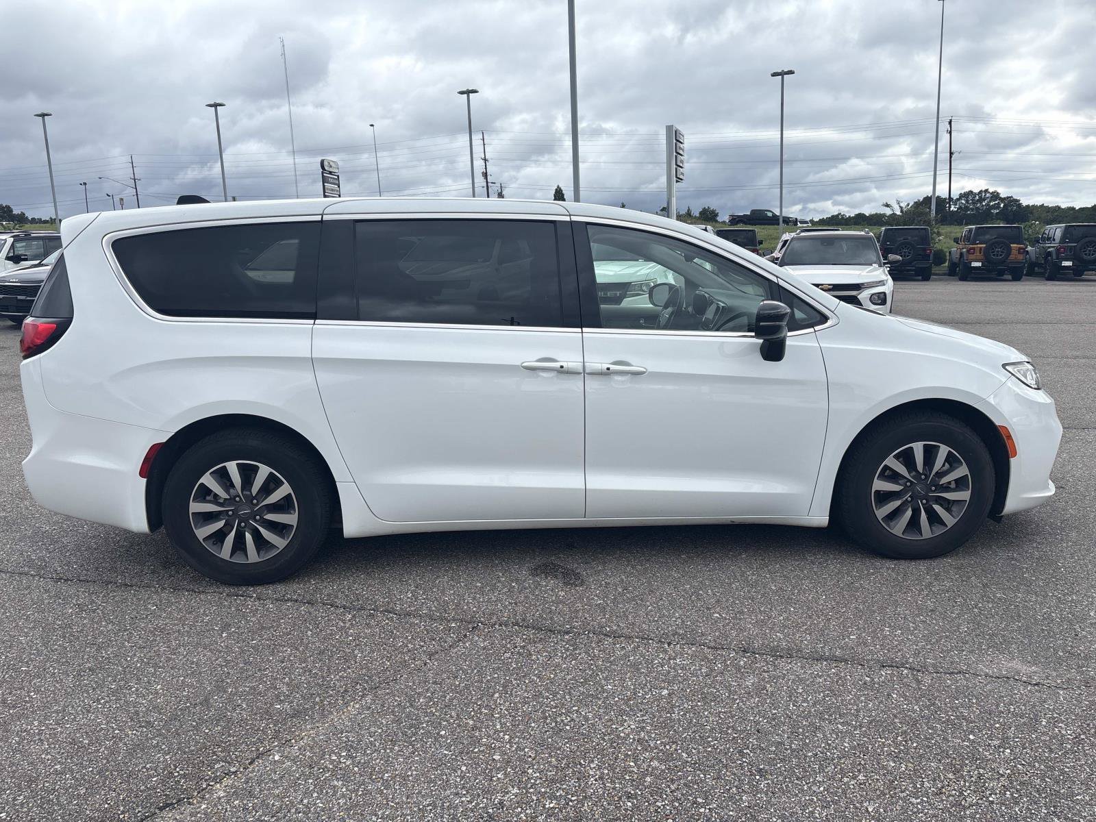2024 Chrysler Pacifica PHEV Select - Photo 4