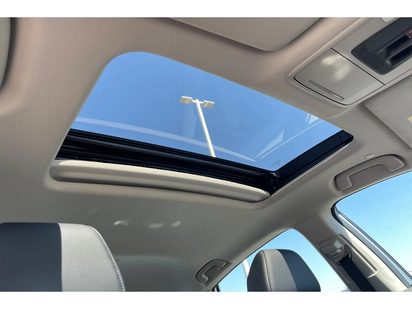 Used 2025 Solar Silver Metallic Honda EX-L image 19