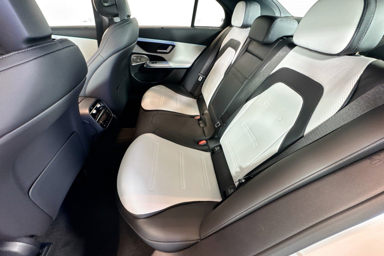 New 2026 MANUFAKTUR Moonlight White Magno Mercedes-Benz AMG® E 53 E 4MATIC+ Sedan image 22