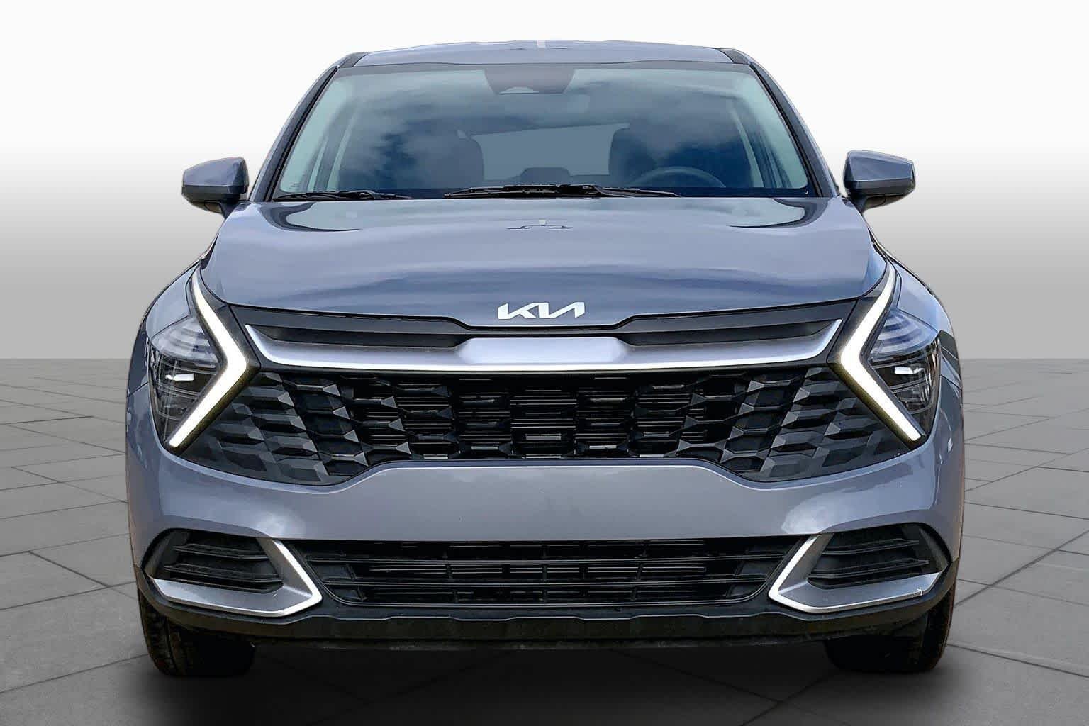 Used 2025 Everlasting Silver Kia LX image 4