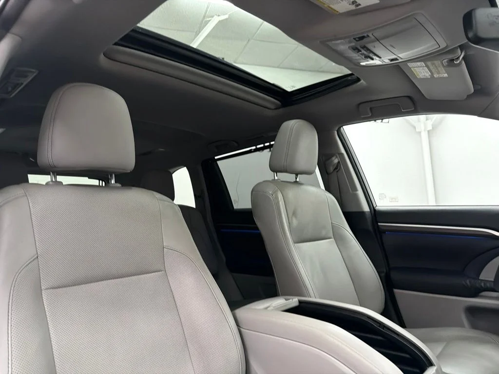 Used 2015 Gray Toyota Limited image 32