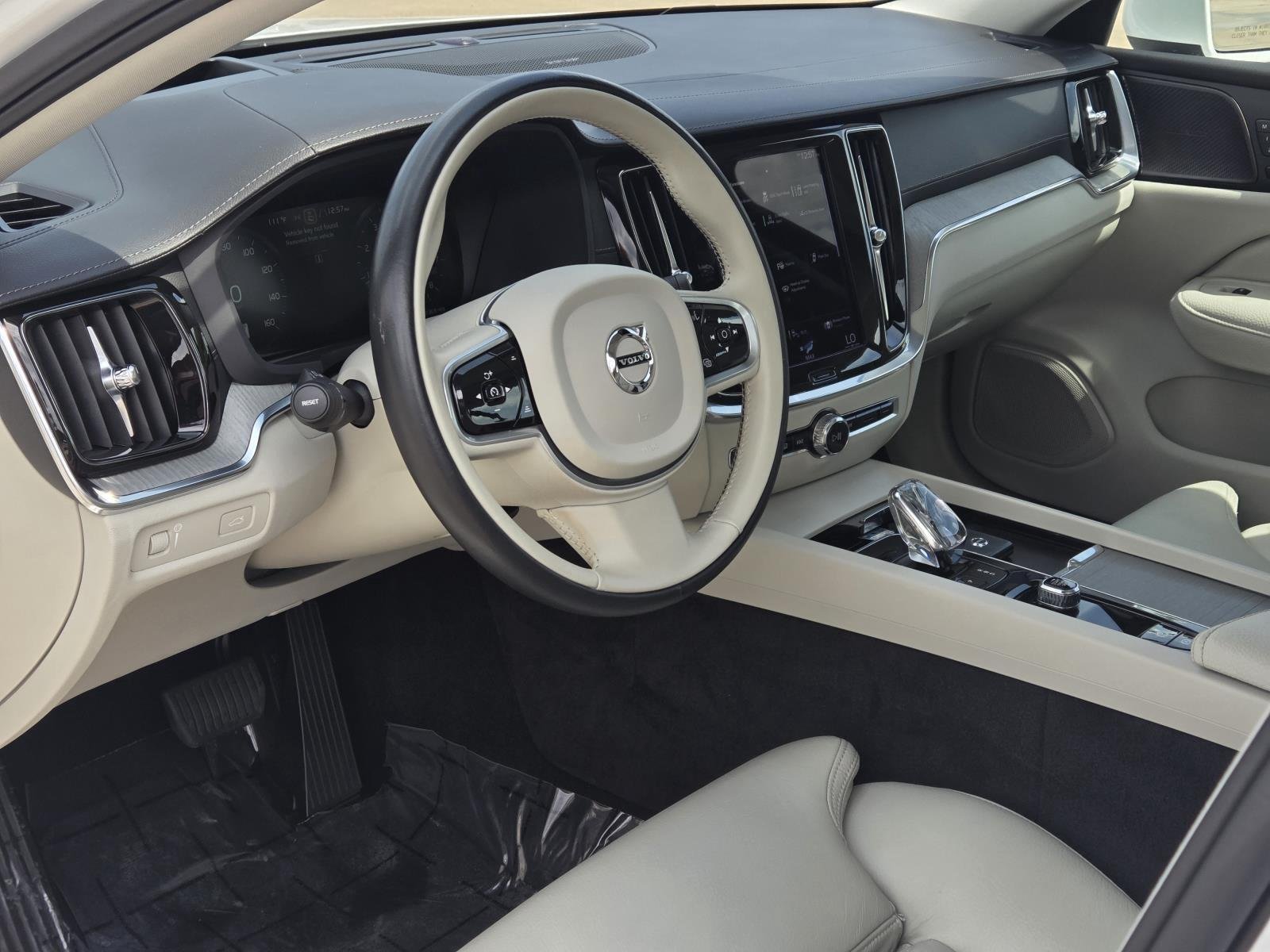 Used 2022 Crystal White Metallic Volvo Inscription image 33