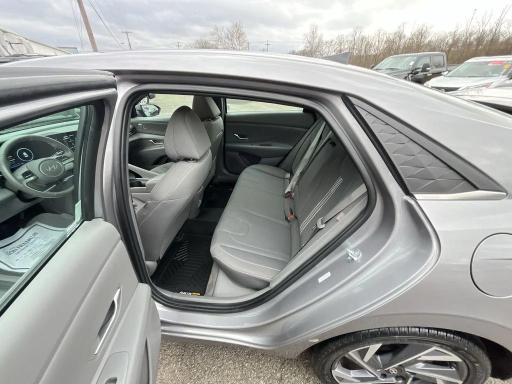 Used 2025 Silver Hyundai SEL Convenience image 23