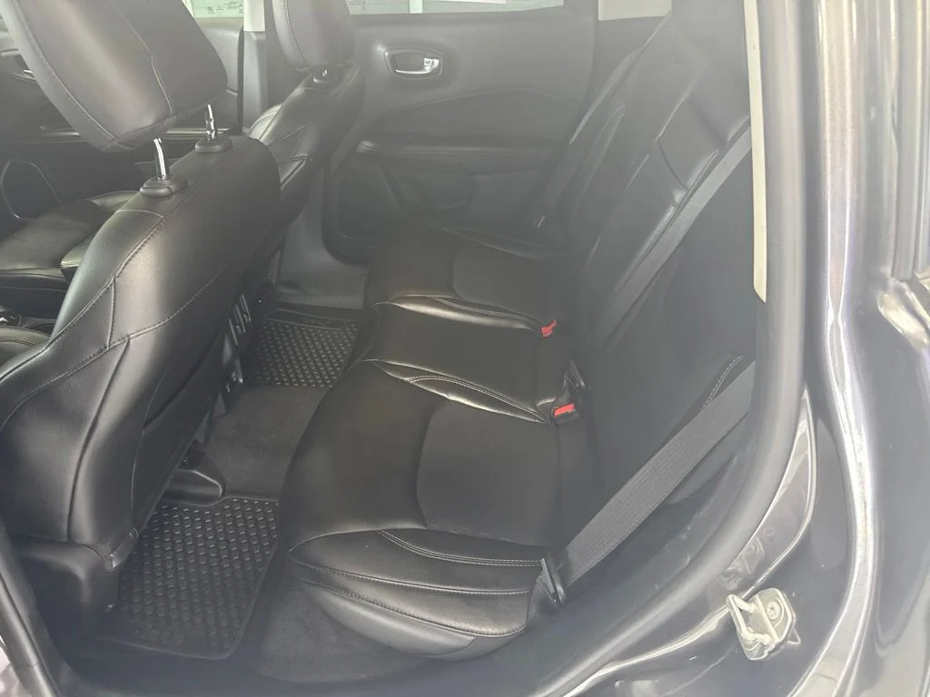 Used 2018 Gray Jeep Latitude image 10