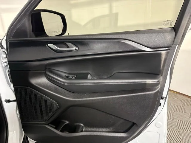 Used 2023 White Jeep Altitude image 15