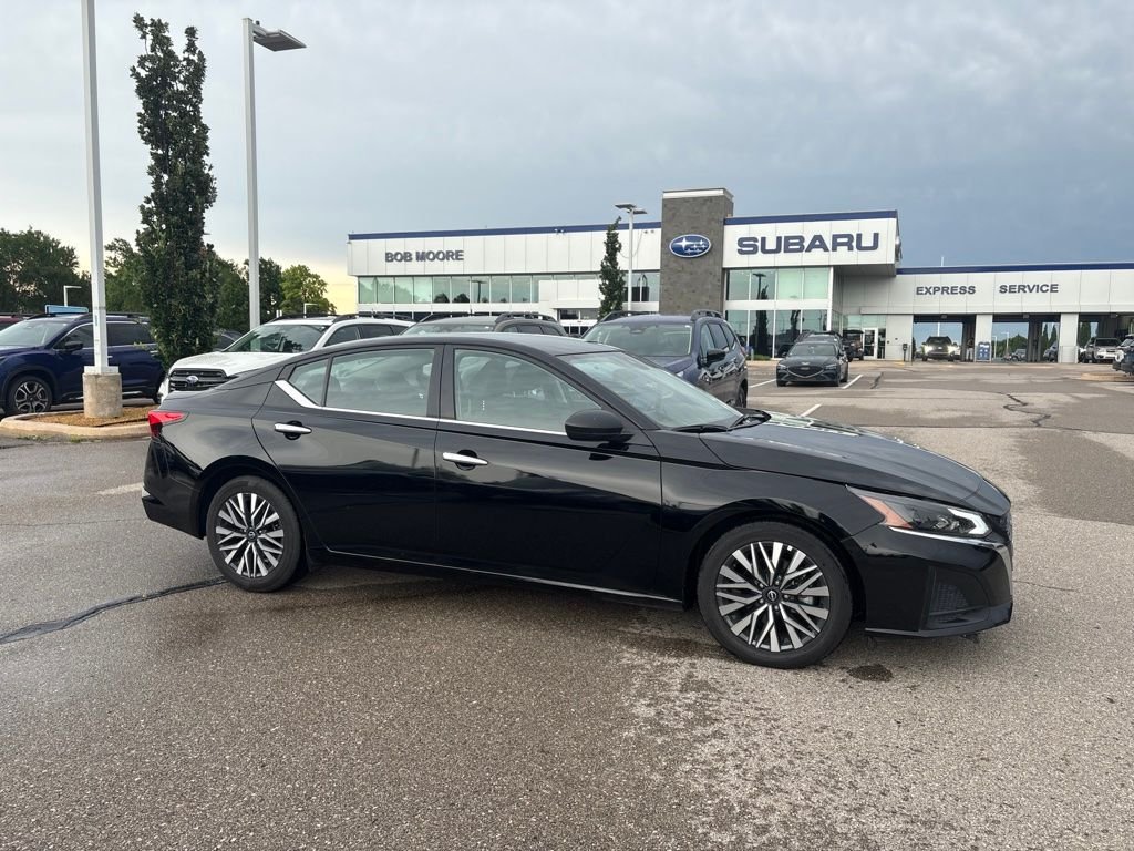 Used 2025 Black Nissan 2.5 SV image 1